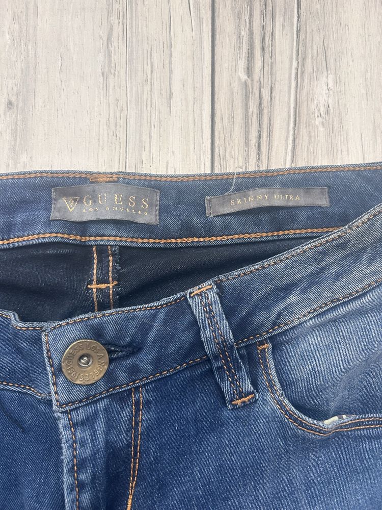 Jeansy Guess.