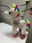 Unicornio em peluche como novo