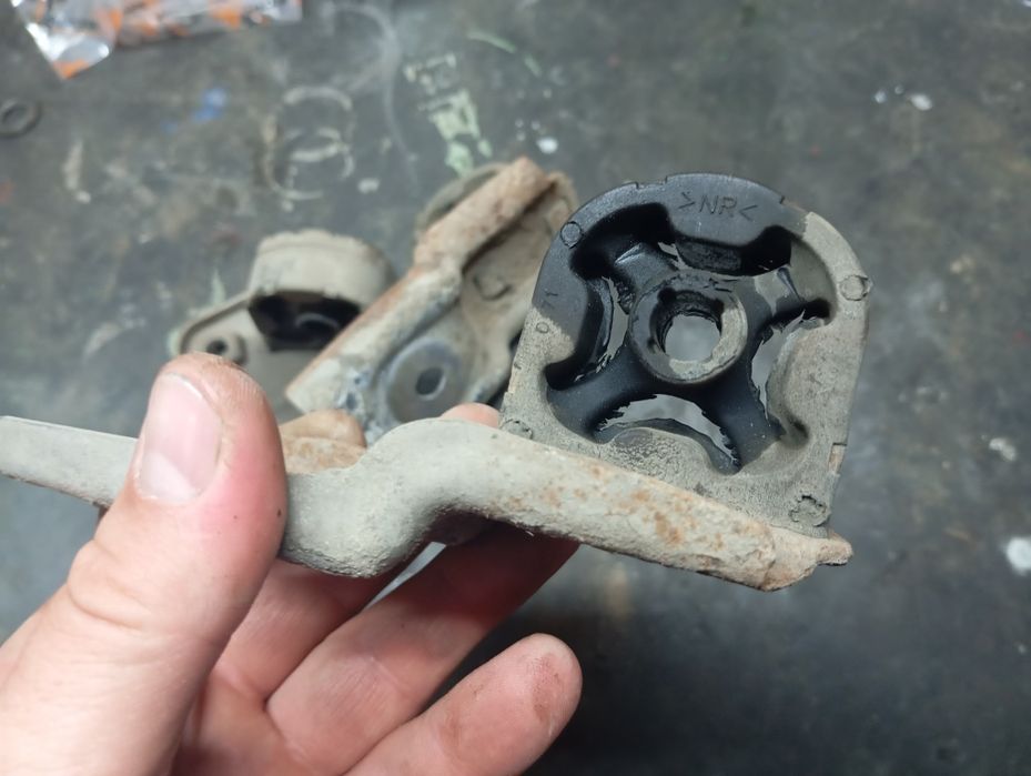 Продам кронштейн кріплення вихлопної труби Jeep Renegade