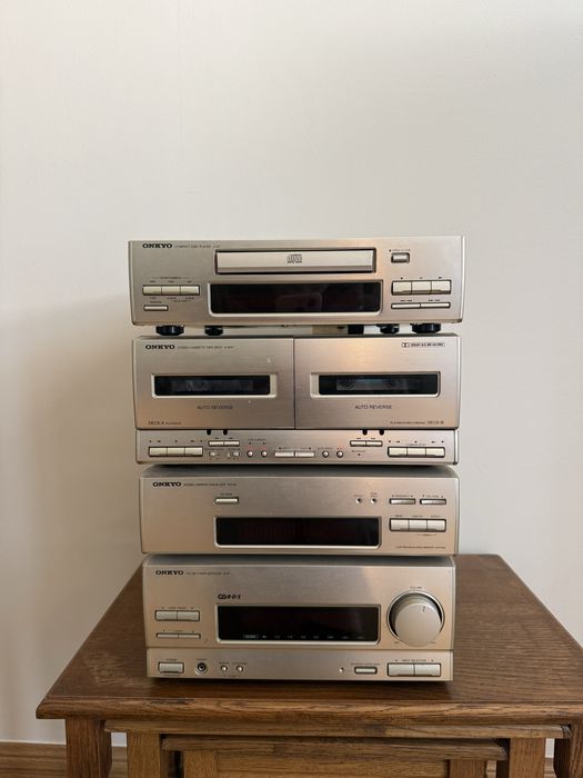 Zestaw audio ONKYO PS-A7/EQ-A5 + kolumny + drewniane podstawki
