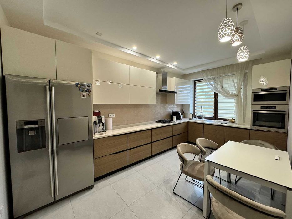 Будинок. Сокільники, вул.Успенська, 20 сот, гараж та гостьовий будинок