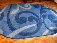 Гарний килим в хорошому стані