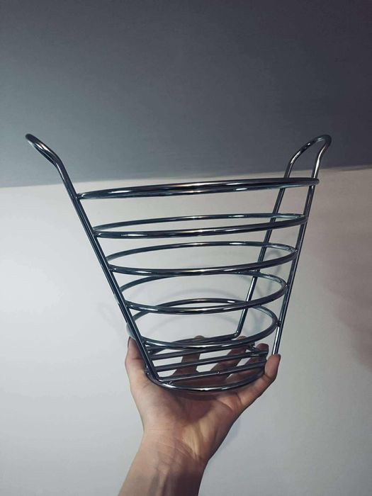 Piękny metalowy kosz na owoce srebrny wysoki