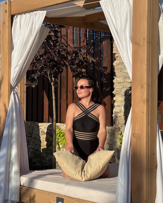 Красивий суцільний купальник / стильний цілісний чорний купальник