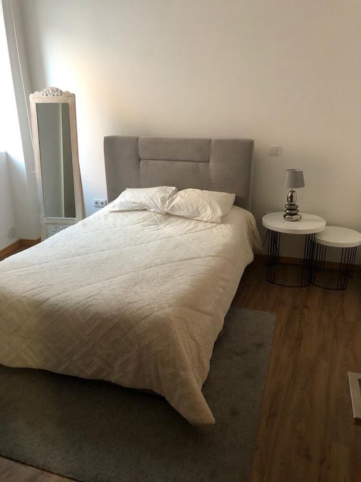 Cama de casal com colchão e estrado