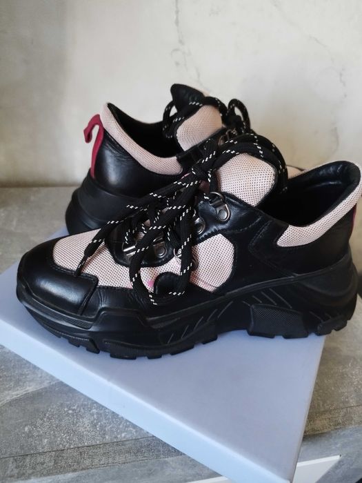Кросівки жіночі чорно-рожевого кольору нові