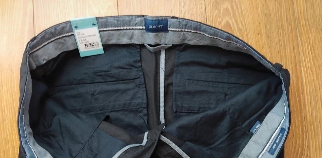 - 50% GANT Chinosy 34/30 "Tech Prep".
r. 34/3