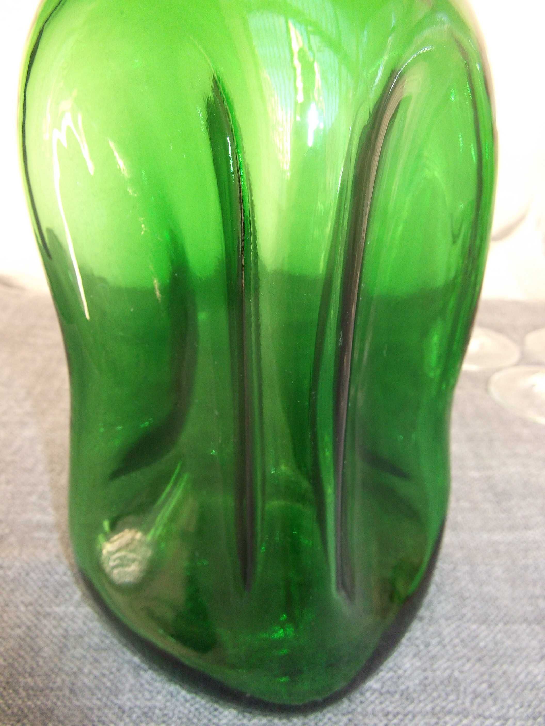 Garrafa e copos em vidro antigos / Antique glass bottle and cups