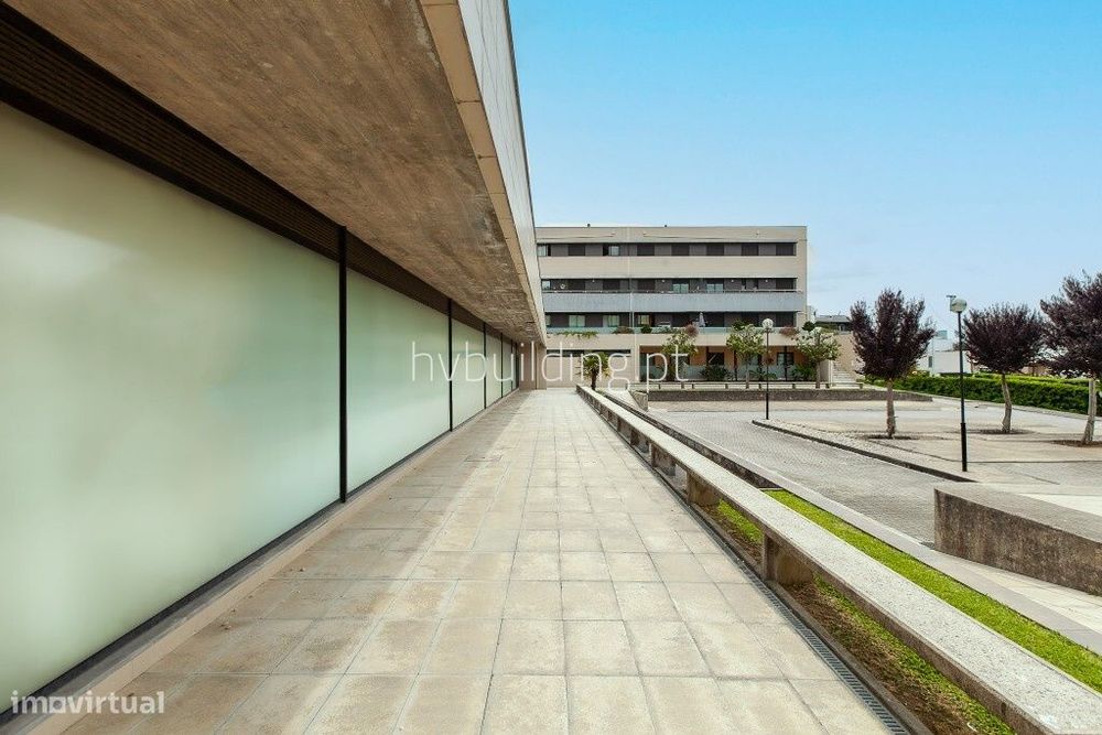 Espaço comercial (com piscina interior), em Abade Neiva, Barcelos