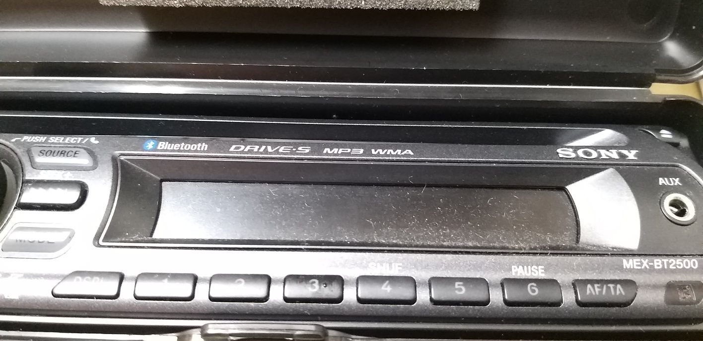 Auto rádio Sony.