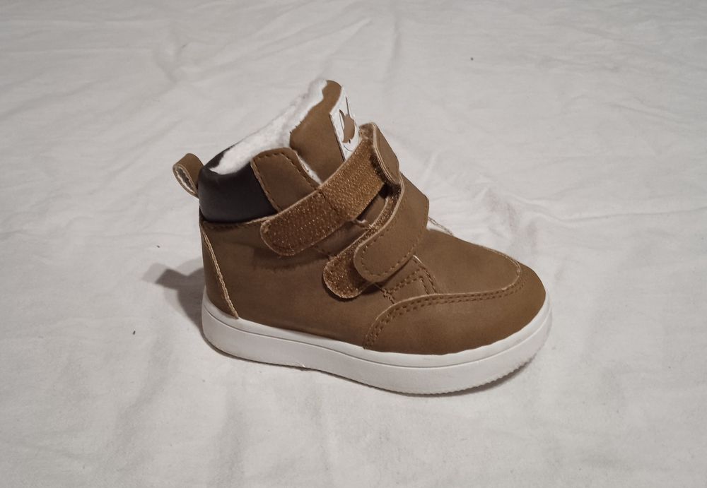 Продам теплые ботиночки на девочку или на мальчика фирмы fox &  bunny.