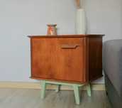 Szafka nocna vintage fornirowana – odnowiona, styl mid-century