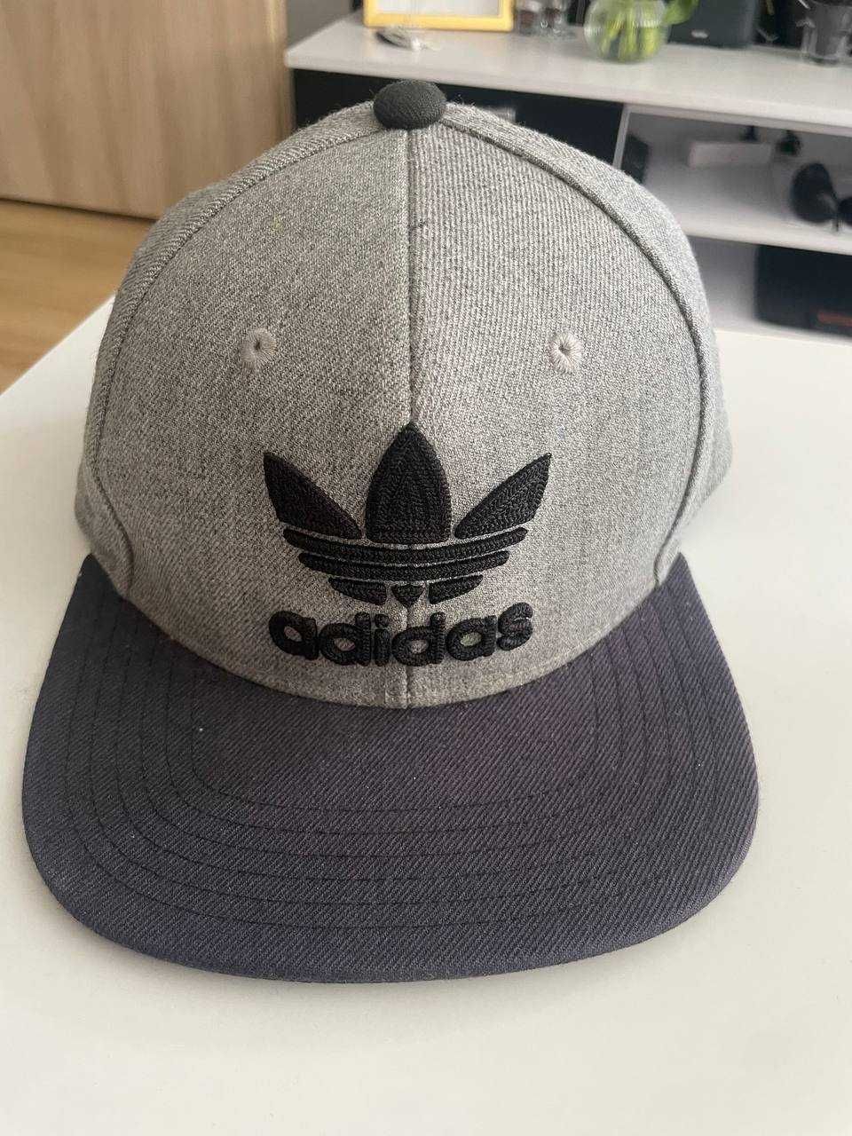 Noszona czapka Adidas