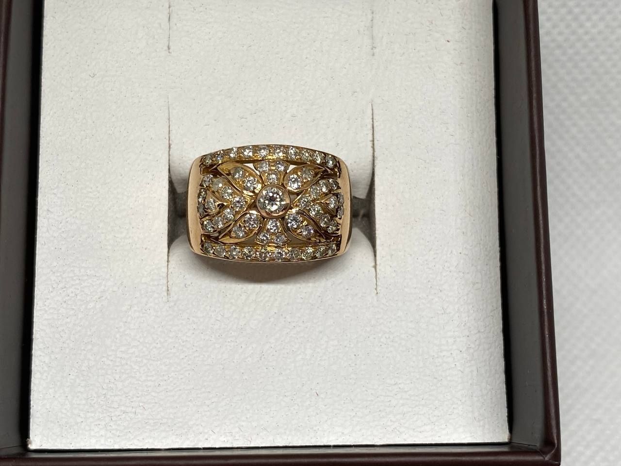 Золотой перстень с бриллиантами. Кольцо с бриллиантами.