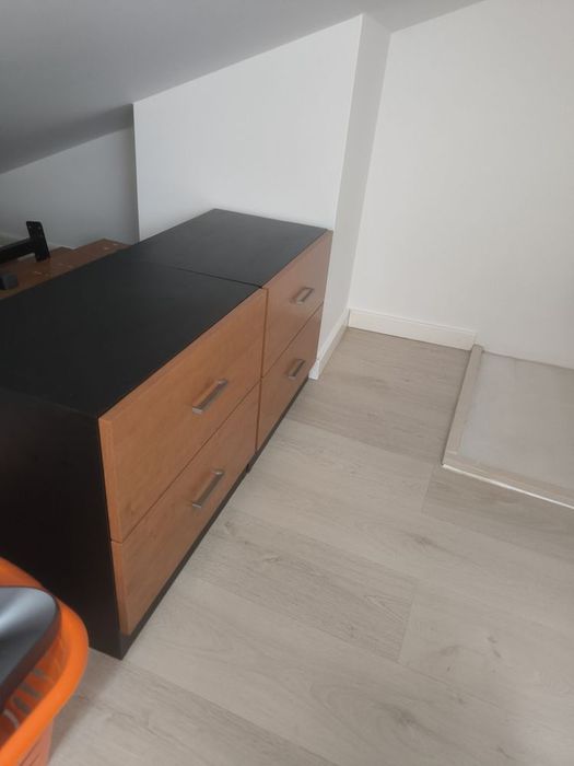 Quarto casal - Colchão 190×140 cm 2 mesas de cabeceira e um espelho