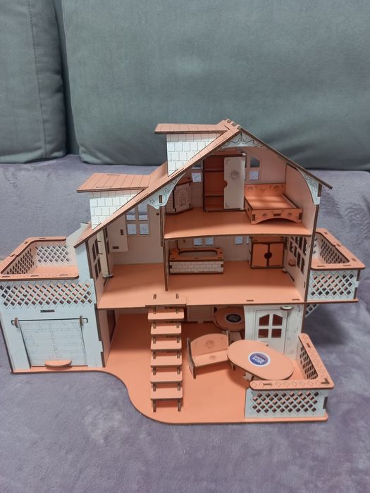 Деревяний будиночок для куколок