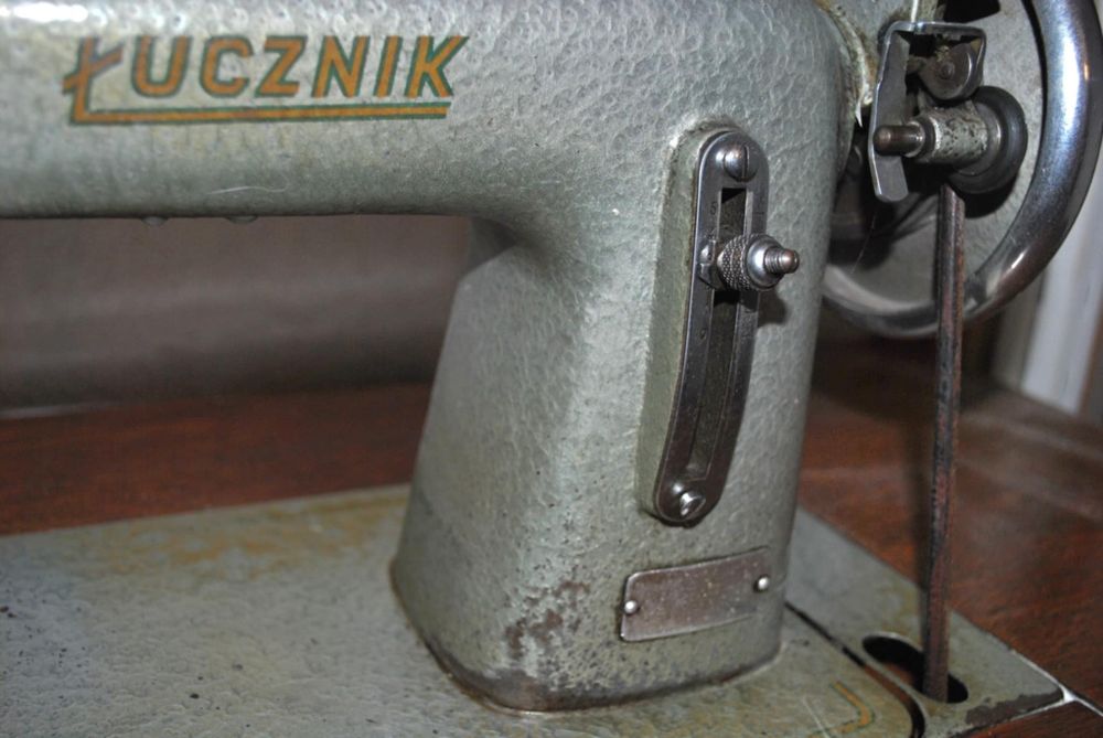 Łucznik maszyna do szycia mechaniczna ze stolikiem- antyk