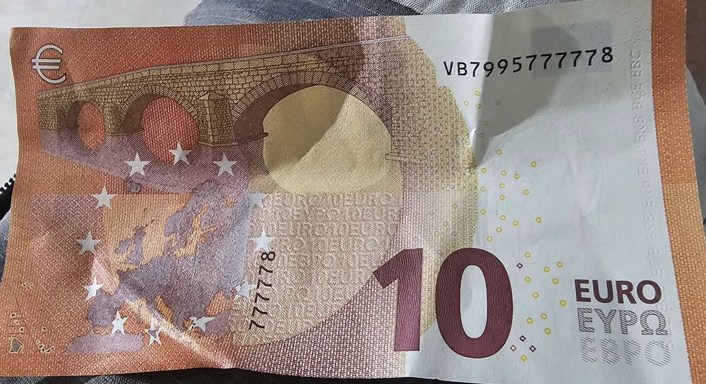 Nota 10 euros com 5 números iguais