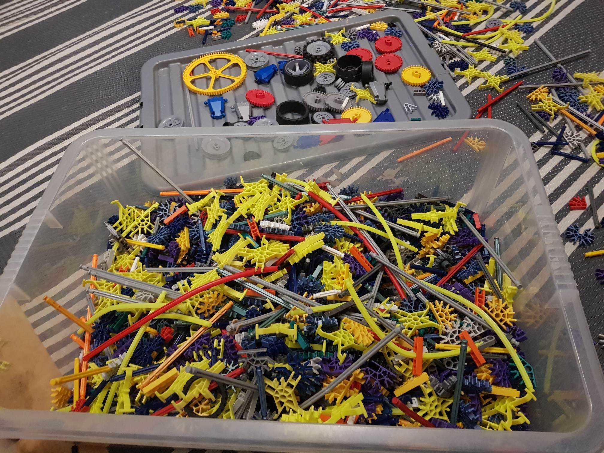 klocki K'nex - pudło zawierające kilka zestawów