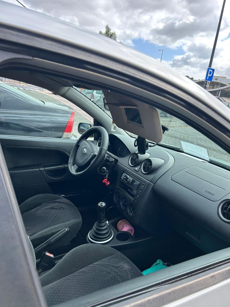 Ford Fiesta 2005 ( Perfeito, pronto a andar)