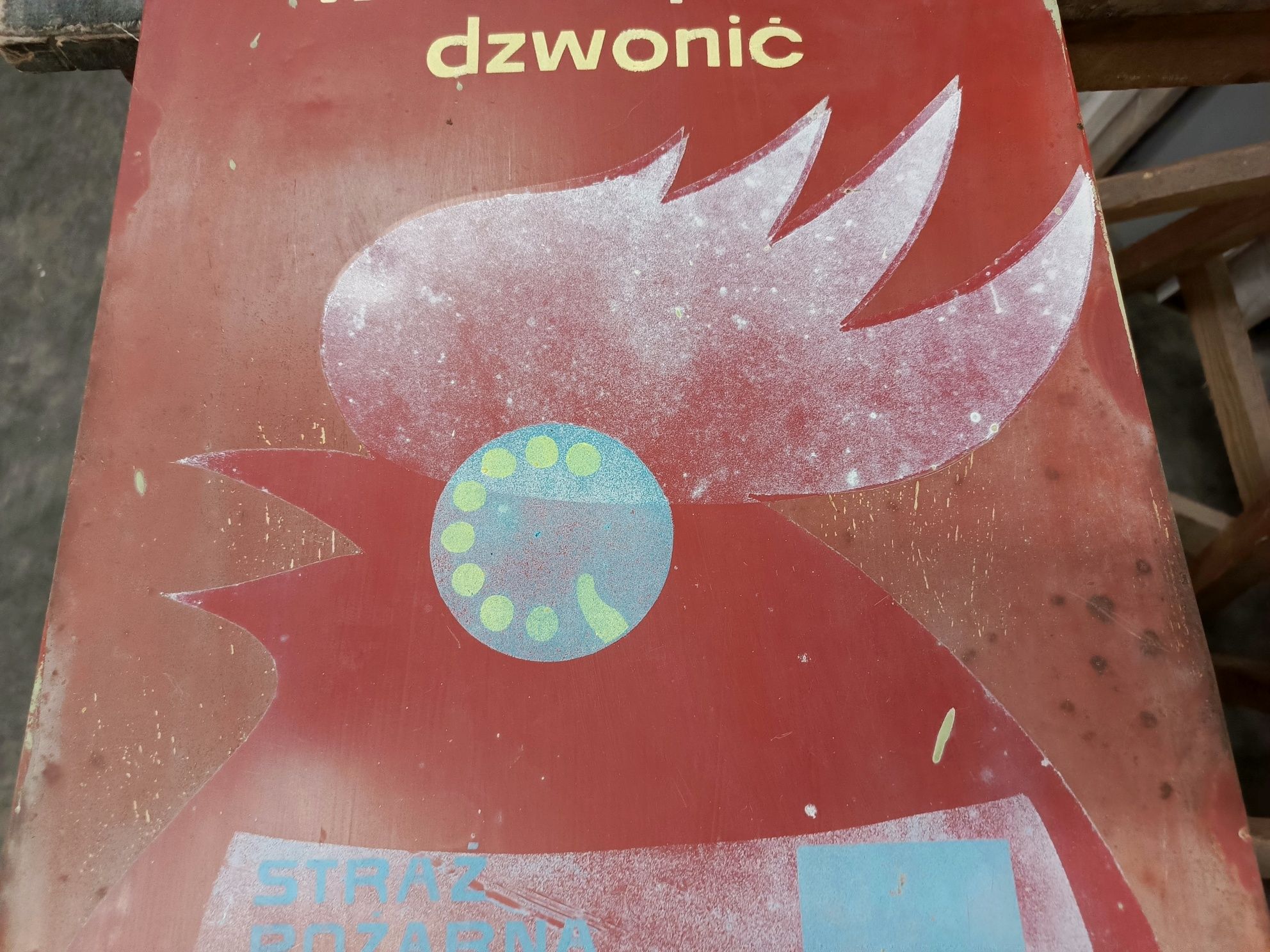 Stara metalowa tablica z PRL-u