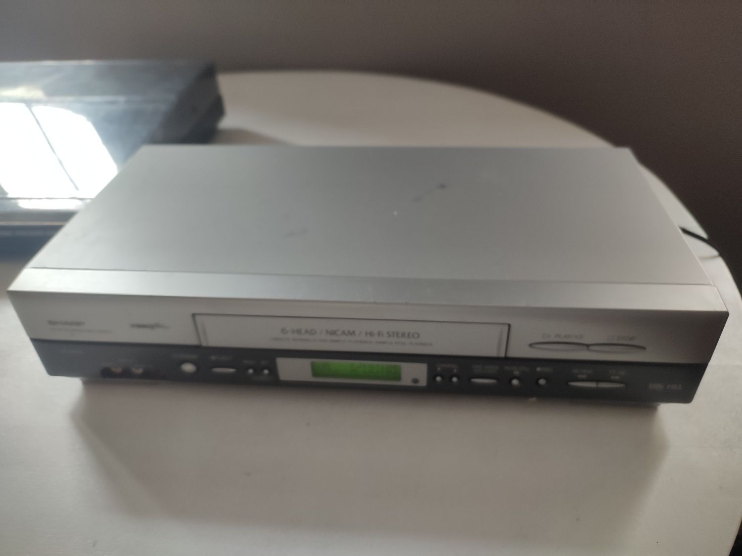magnetowid VCR (Video Cassette Recorder), a dokładniej model Sharp VC-
