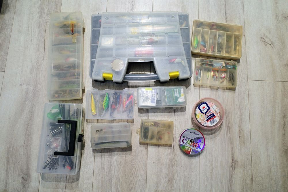 Zestaw wędkarski przynęty spławiki koszyki ciężarki akcesoria woblery