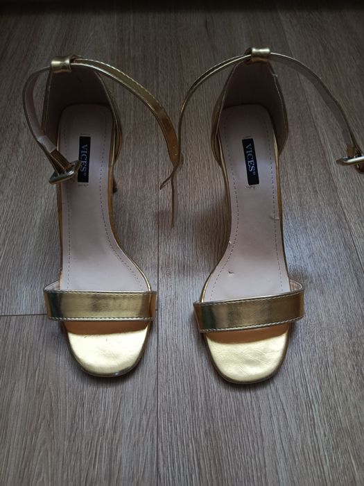 Buty na koturnie damskie.