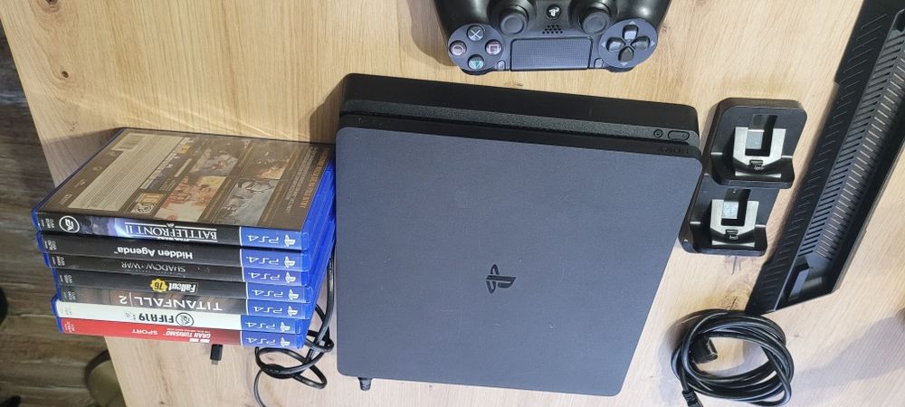 Sprzedam konsola Ps4 Slim z padem i grami