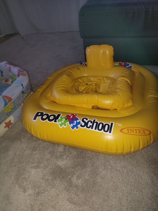 Piscina e boia de 1-2 anos