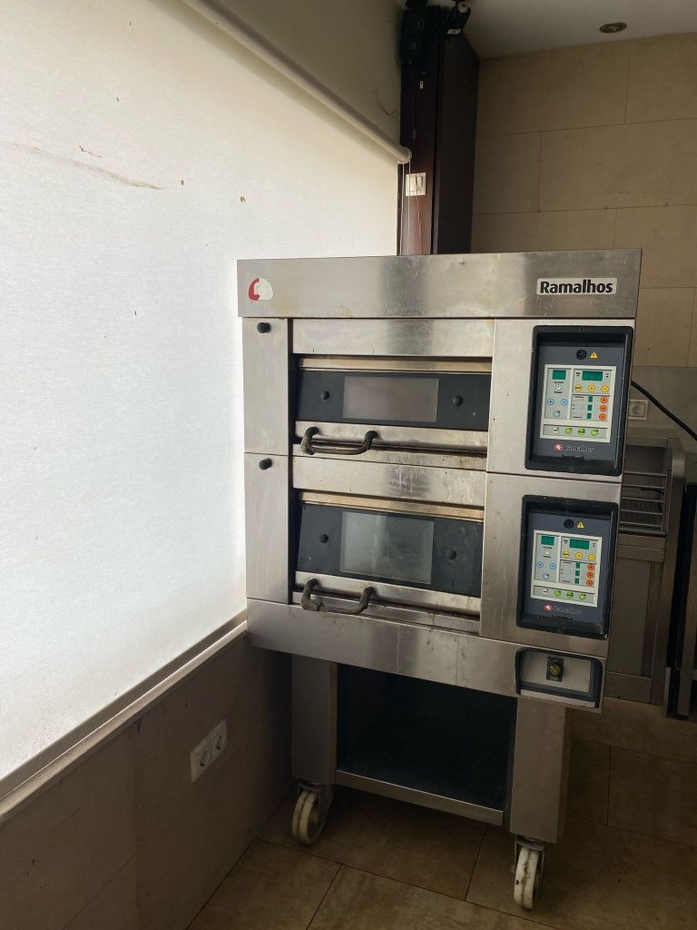 LIQUIDAÇÃO TOTAL - Mobiliário e equipamentos de Pão-Quente e Pastelari