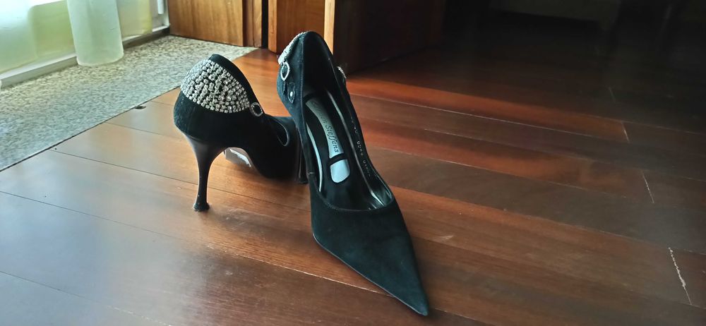 Sapato Carmen Steffens com pedra brilhante