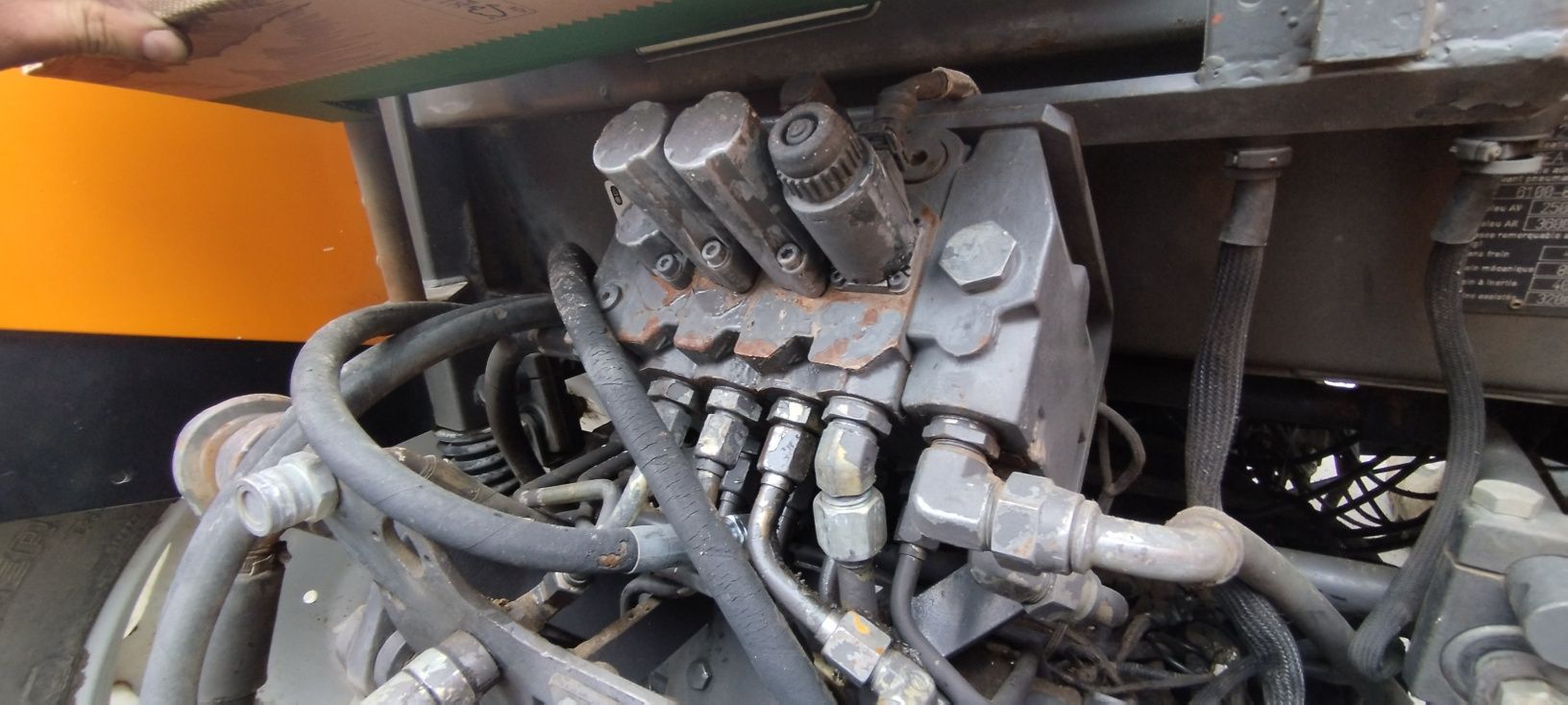 Rozdzielacz hydrauliczny do ciągnika Renault Ares 636 /656 itp