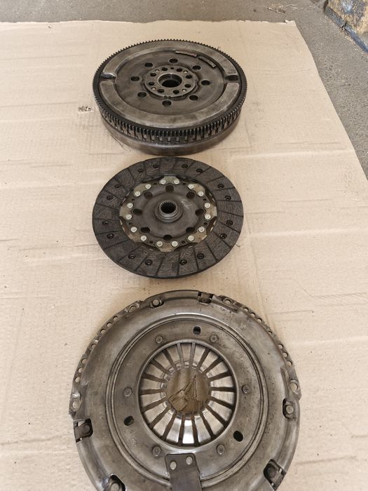 Маховик +щепленя Trafic 3 ,Opel Vivaro 3