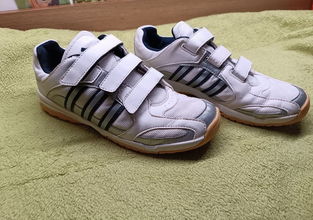 Кросівки Adidas non marking 38