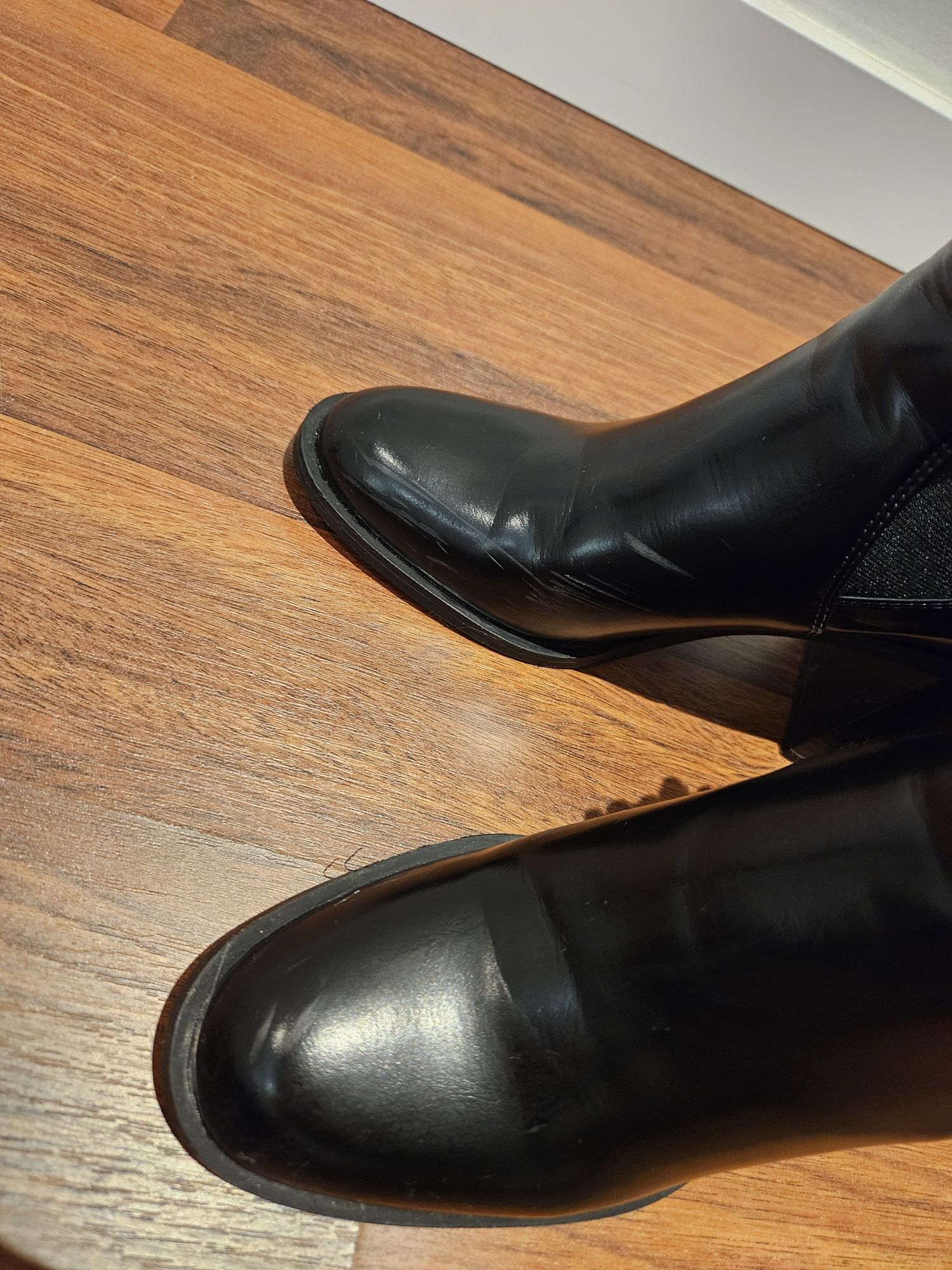 Botins pretos com tachas