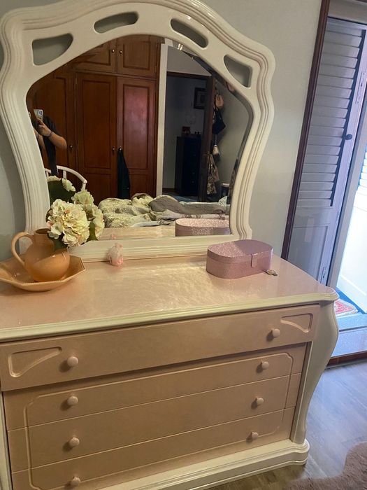 Mobília rosa. Cama com estrado sem colchao, mesinha, cómoda e cadeira