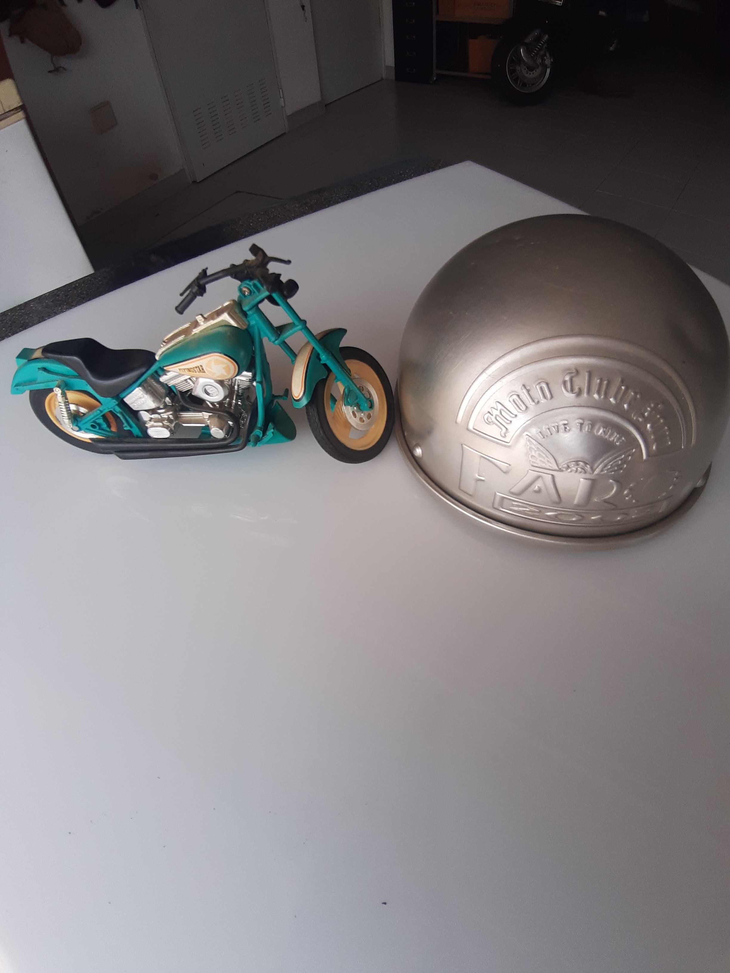 12 Isqueiros antigos, capacete Moto clube de Faro em alumínio ,