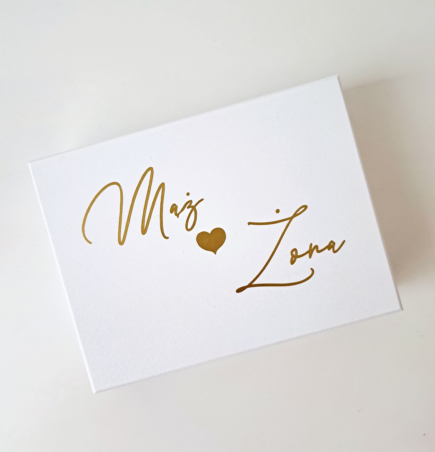 Białe pudełko na obrączki złote napisy lustrzane serca pleksi wesele