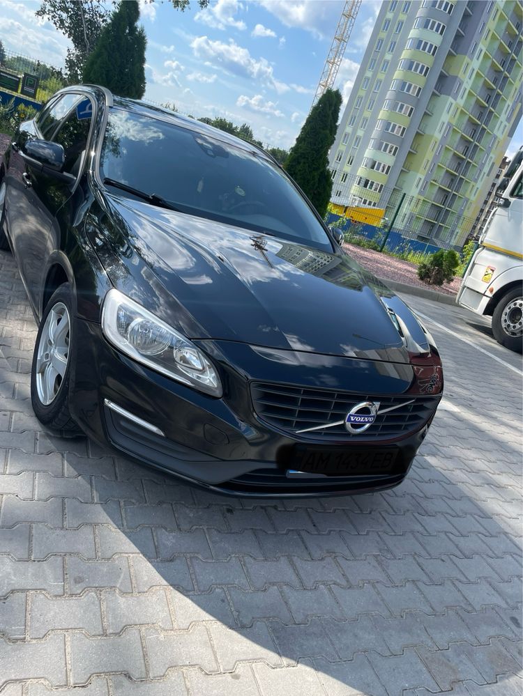 Продаю авто Volvo v 60 d 2 дизель 2015 рік