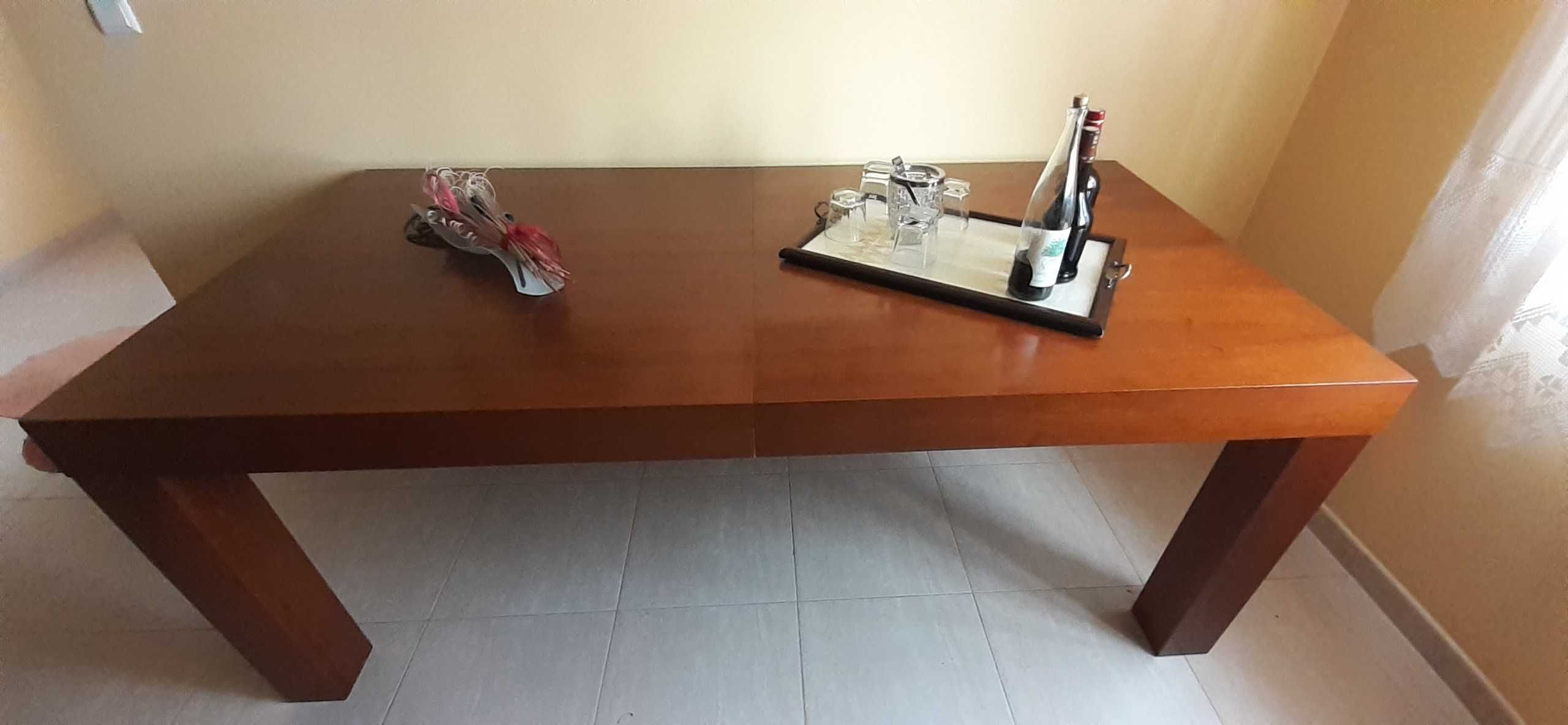 Mesa de sala (em madeira)