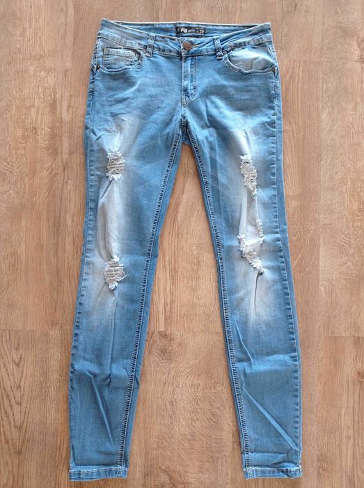 Spodnie z dziurami i przetarciami