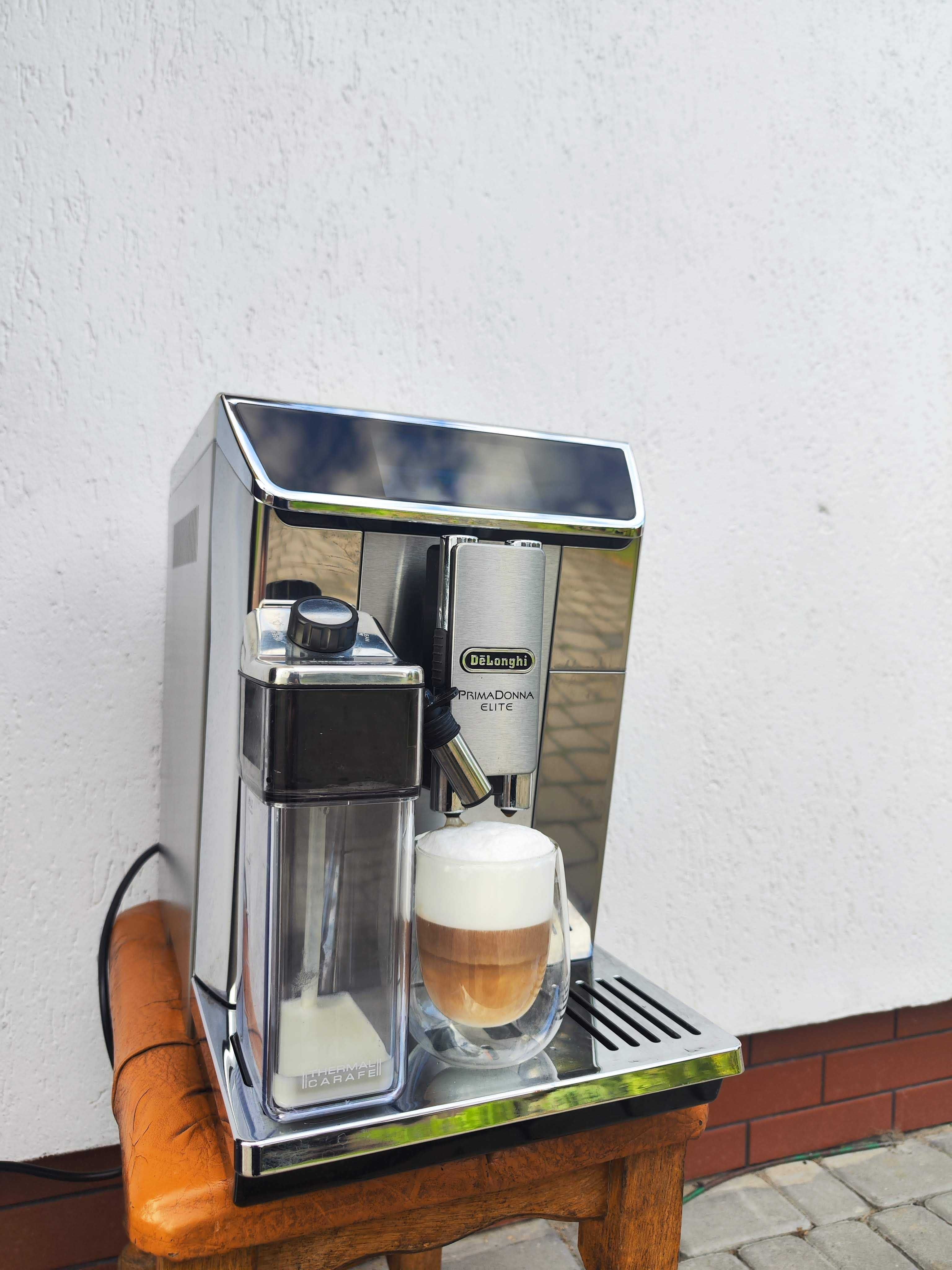 Кавомашина DELONGHI Primadonna Elite ECAM 650.75 з гарячим шоколадом