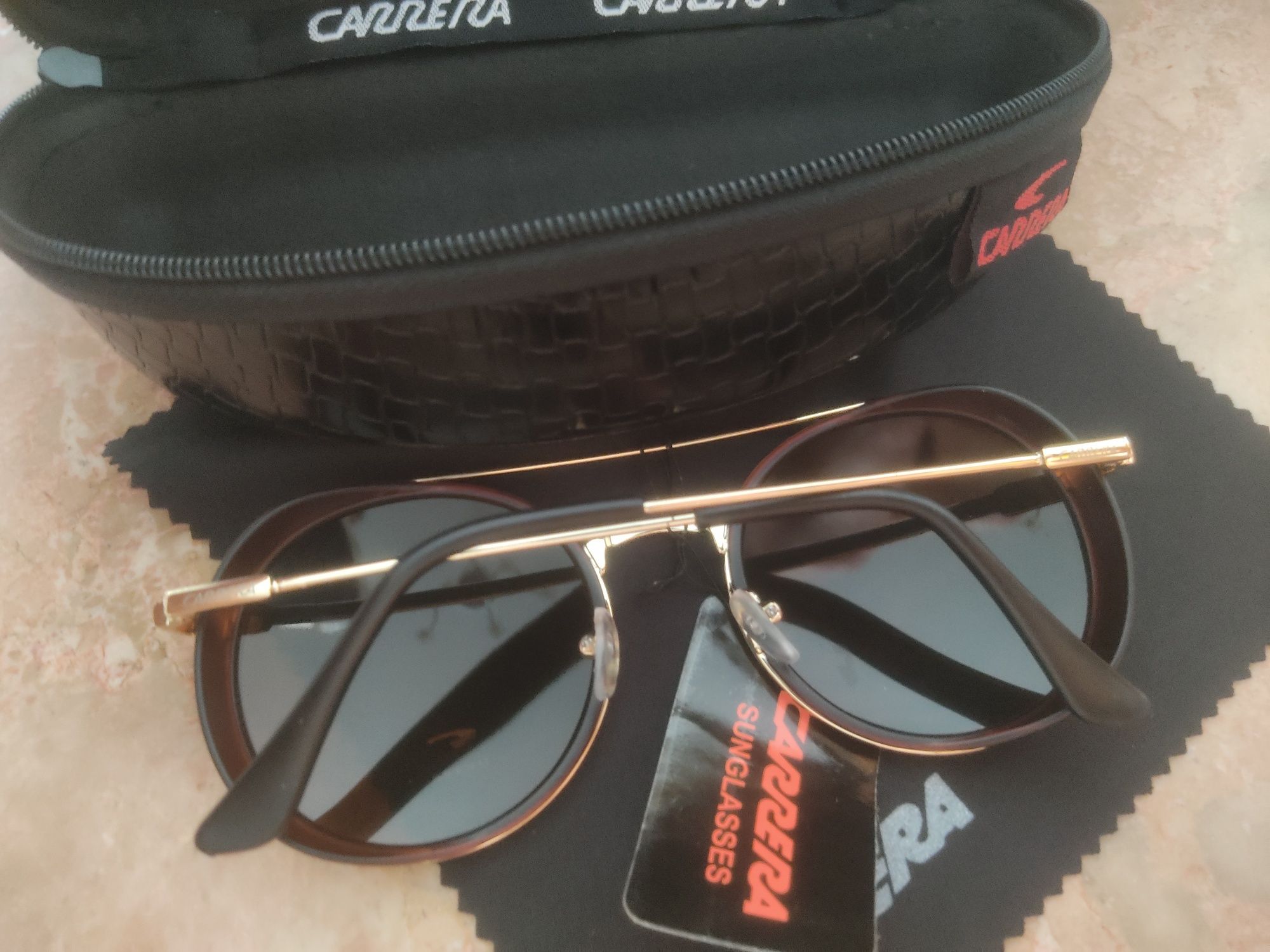 Óculos de sol com box e pano limpeza
