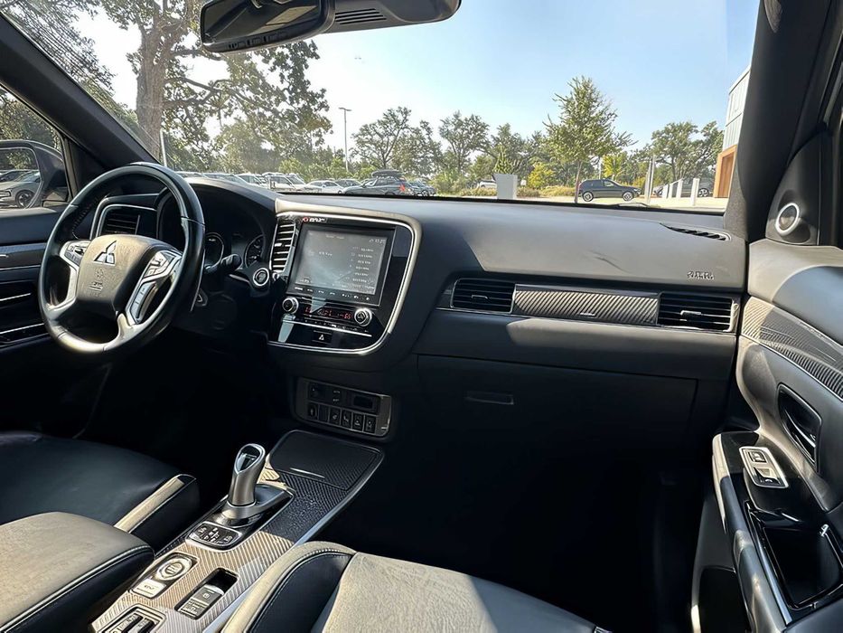 Mitsubishi Outlander      2020