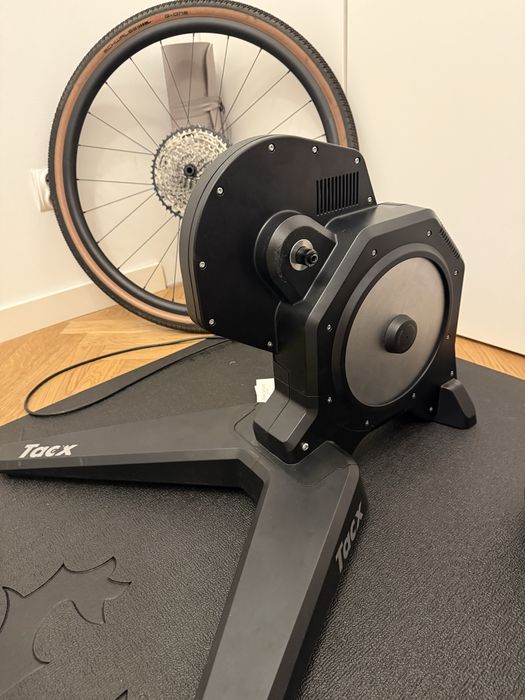 Sprzedam trenażer garmin tack flux smart