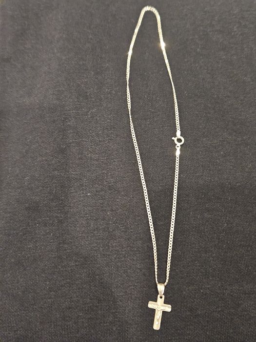 Srebrny łańcuszek z krzyżykiem