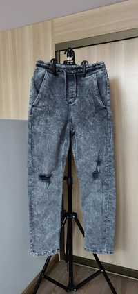 Spodnie Jeansowe z  dziurami firmy Reserved. Rozmiar 146.
Stan bardzo
