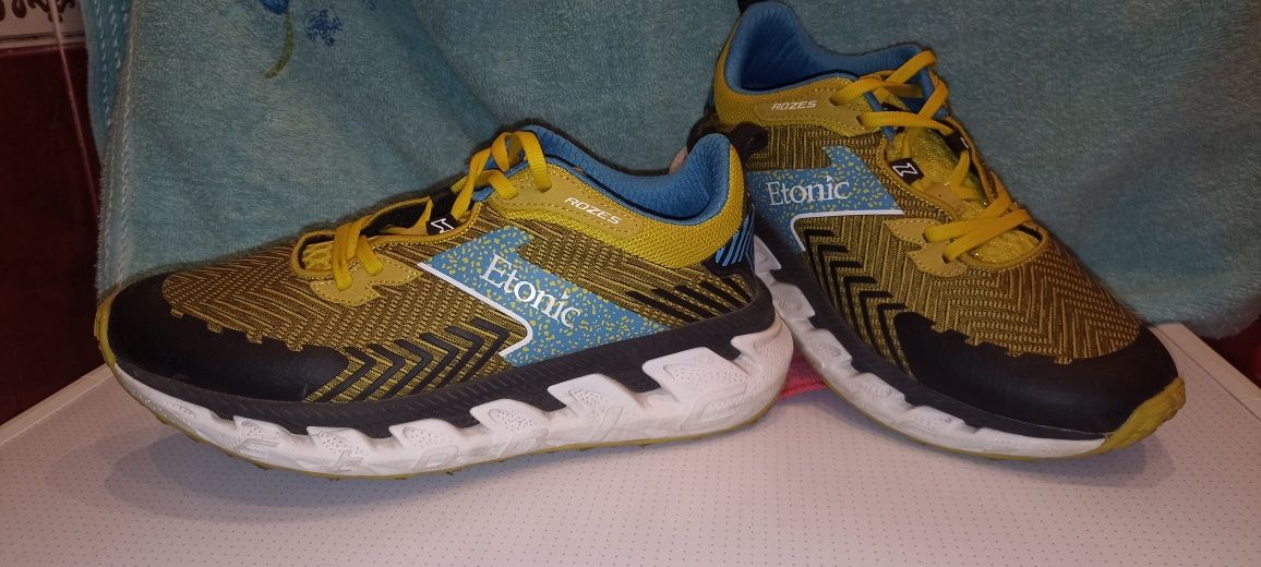 Кросівки Etonic.