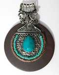 Pendente para colar estilo boho em madeira com pedra azul